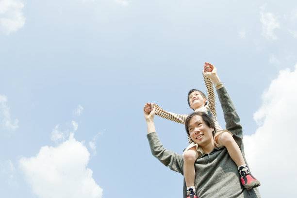 把孩子扛在肩上的父亲图片下载
