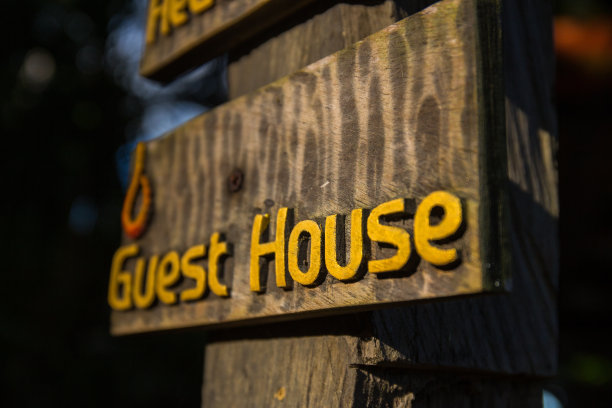 木制招牌“客房”图片下载