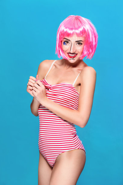 年轻女子与创造性的流行艺术化妆和粉色图片下载