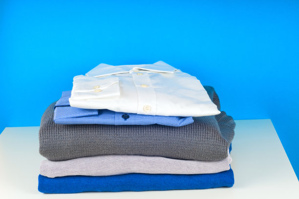 一堆衣服孤立在白色上图片下载