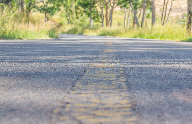 老路线的乡村公路图片下载
