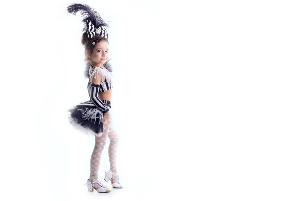 小女孩穿着裙子在演播室跳舞图片下载