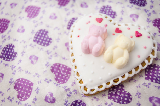 心形的姜饼放在枕头上图片下载