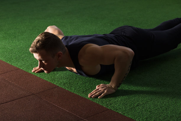 运动员在健身房做俯卧撑图片下载