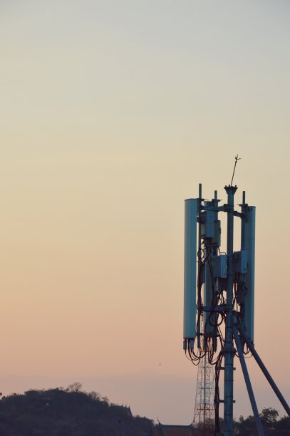 山上有电信电线杆图片下载