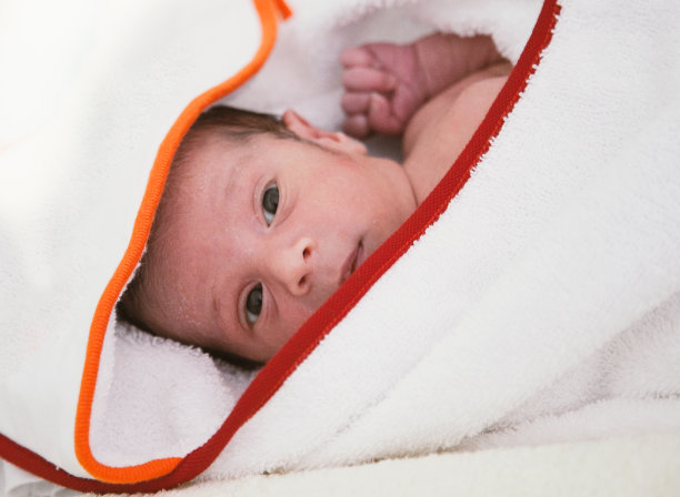 新生儿洗澡后穿着浴袍图片下载