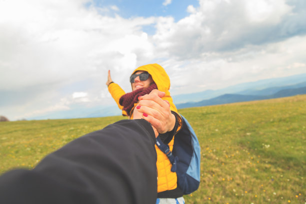 情侣们一起欣赏大自然/山景。图片下载