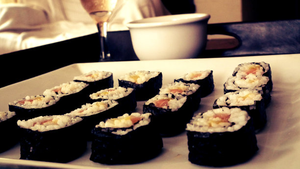 三文鱼寿司午餐图片下载