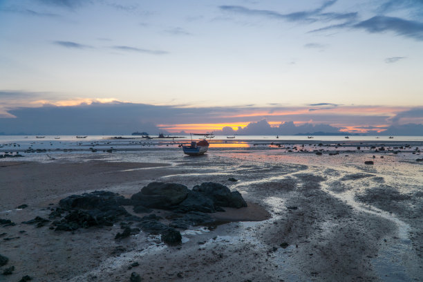 泰国苏梅岛的海景。船在日落时分图片下载