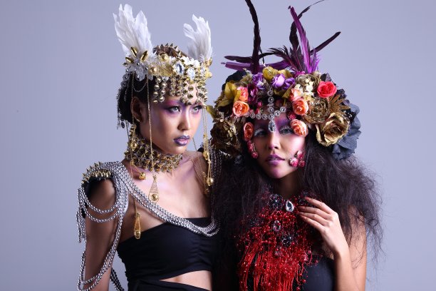 两个模特穿着战士和鲜花的服装图片下载