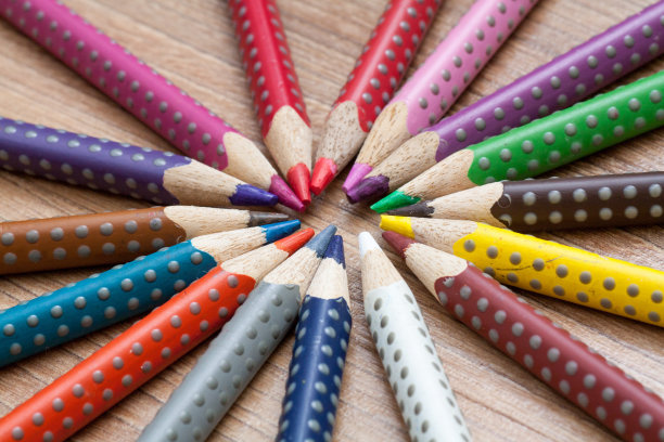 木背景上的彩笔框架。选择聚焦,浅景深图片下载