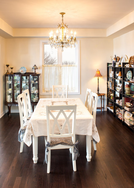 复古风格的餐厅在温暖的光线图片下载