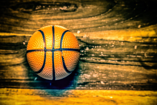 球放在木地板上，有灯光效果图片下载