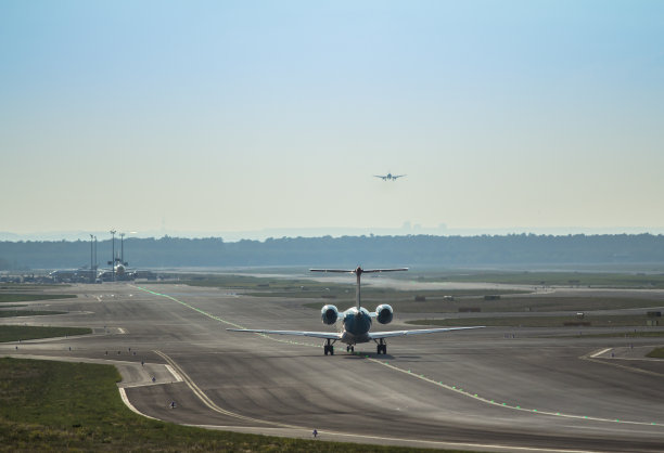 跑道上的飞机图片下载