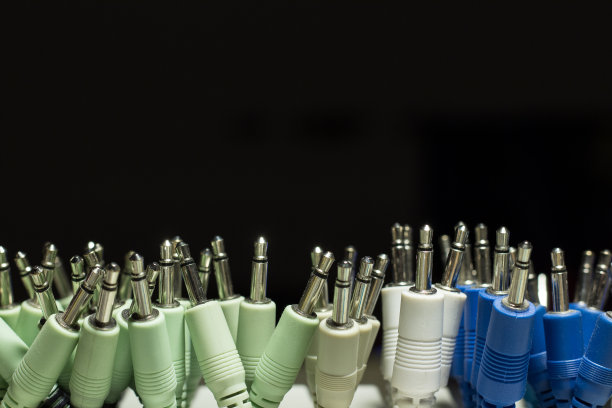 音频电缆在黑色背景下的宏图片下载