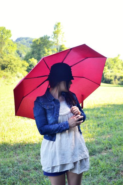 拿着红伞的女人图片下载