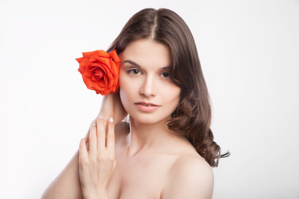 美丽的黑发女子与红玫瑰的肖像图片下载