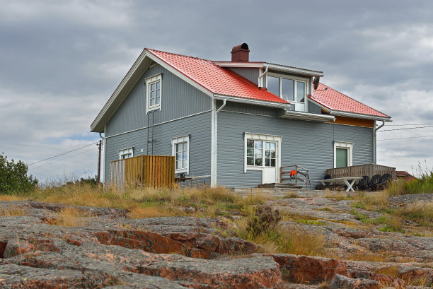 在恶劣的天气里建在岩石上的木屋图片下载