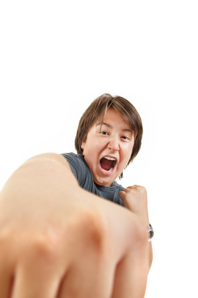 在战斗中很有攻击性，没有害怕试图出拳图片下载