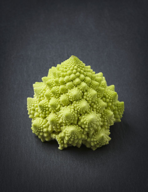 石板上孤立的罗马花椰菜。图片下载