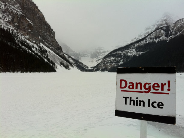 薄冰，露易丝冻湖，阿尔伯塔，加拿大图片下载