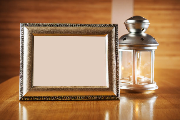 有圣诞玩具和冷杉树枝的圣诞灯笼。温馨的图片下载