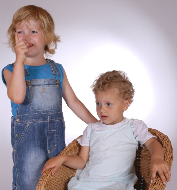 两个孩子图片下载