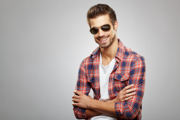 戴着墨镜的帅哥在演播室里摆姿势图片下载