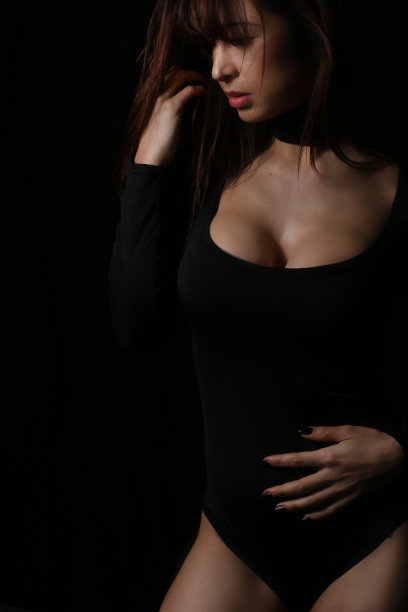 穿着黑色紧身衣的漂亮女孩图片下载