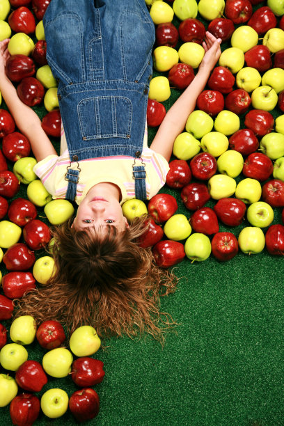 《苹果女孩》(Copy Space)图片下载