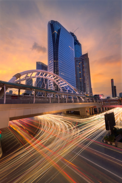 晚上在泰国曼谷的崇农斯空中步道曼谷空中火车站(BTS)。Chong Nonsi站是Bang Rak区的一个轻轨站。图片下载