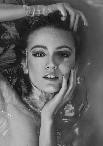 美丽性感的年轻女人在浴缸里图片下载