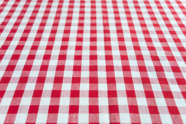 红白相间的格子桌布图片下载