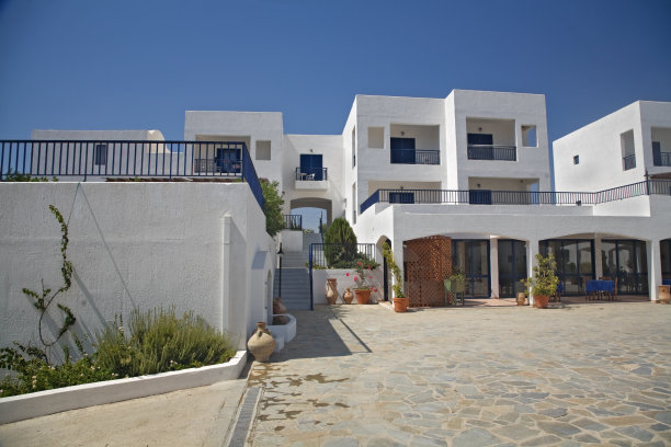 蓝色天空下的白色希腊建筑图片下载