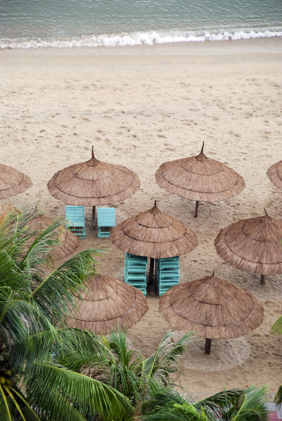 稻草沙滩伞，芽庄，越南图片下载