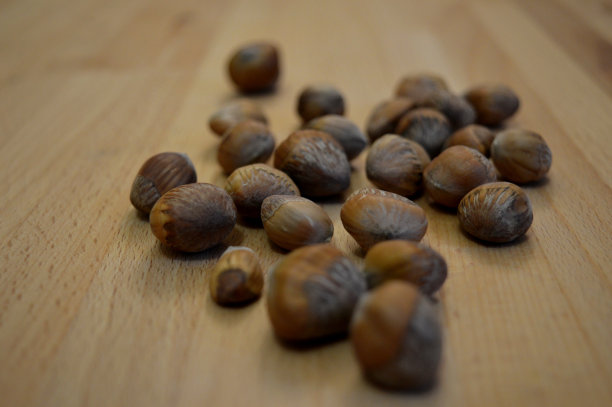 木制背景上的榛子图片下载