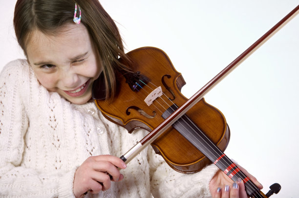 可爱的女孩和小提琴图片下载