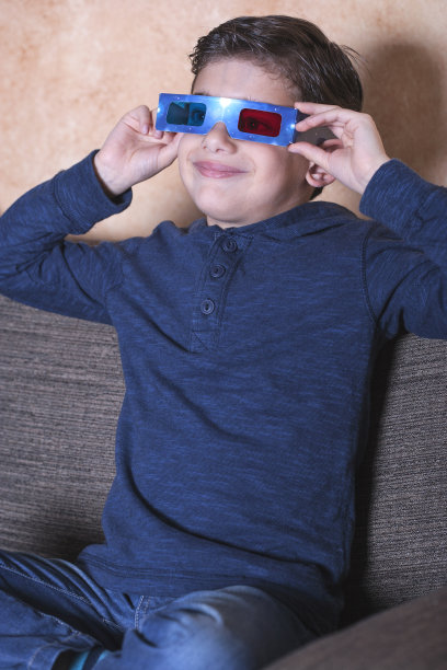 Βoy在观看3D电影时反应图片下载