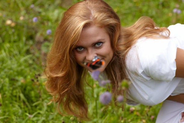 蝴蝶和女孩图片下载