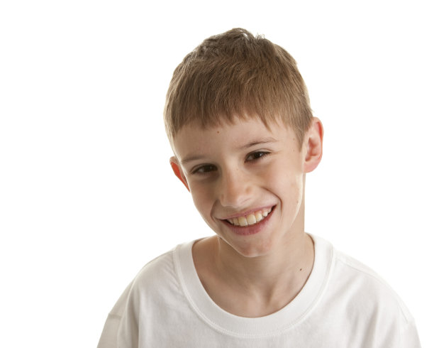 高加索男孩与一个大大的微笑特写头图片下载