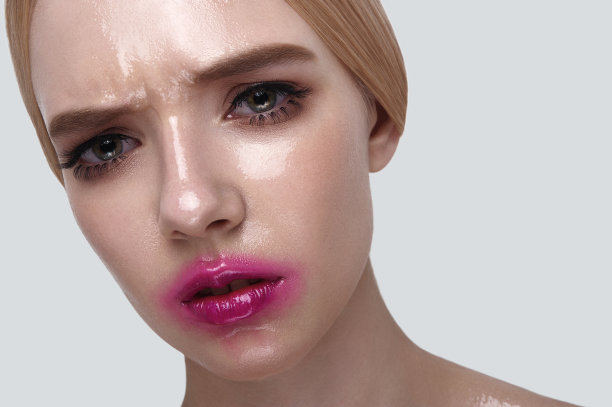 严肃的模特湿脸和粉红色的嘴唇图片下载