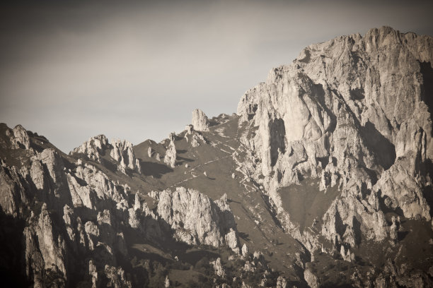 古老的高山点缀着风景图片下载