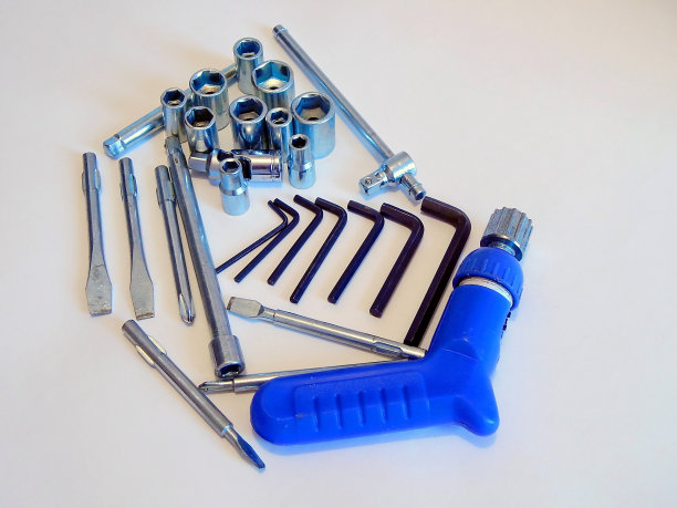 通用工具集。螺母用螺丝刀和扳手头。图片下载