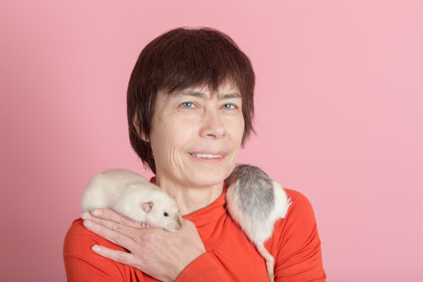 养宠物鼠的女人图片下载