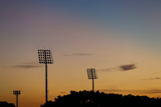 晨光的剪影。图片下载