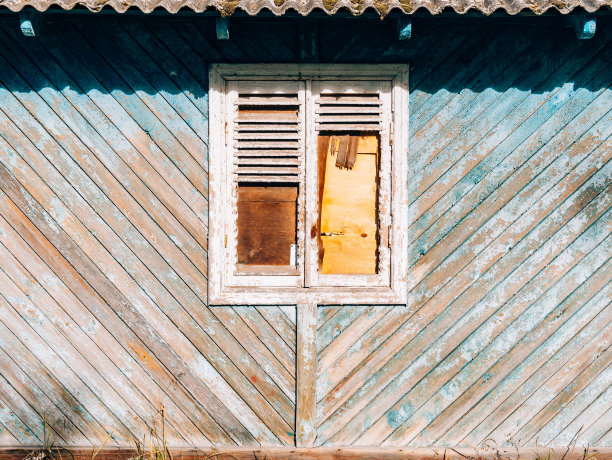 白色的百叶窗。房屋的正面图片下载