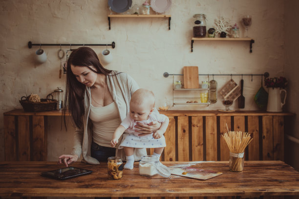 妈妈和女儿一起在家里玩平板电脑图片下载