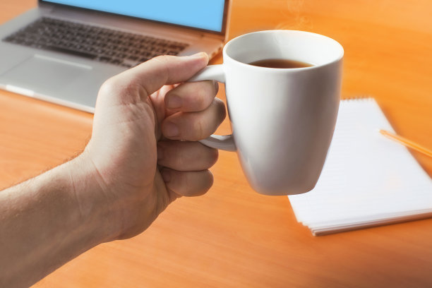 手拿白色茶杯图片下载