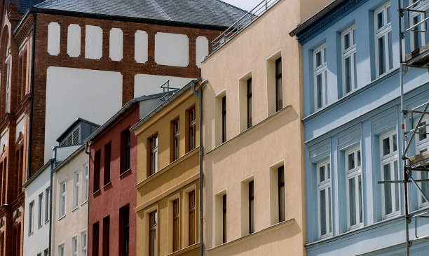 刚刚粉刷的一排建筑-罗斯托克图片下载