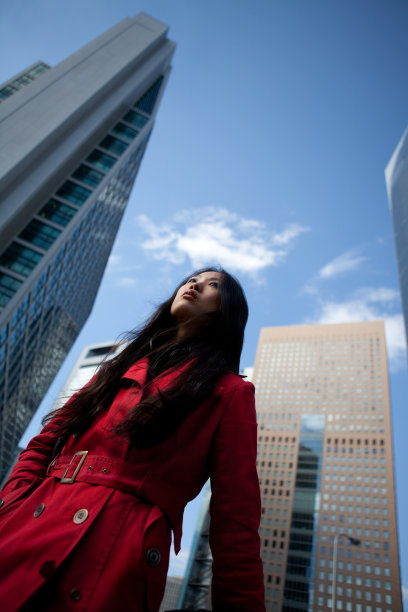 走在街上的亚洲女人图片下载